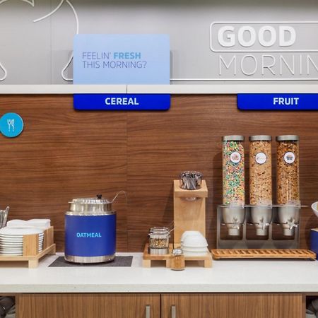 Holiday Inn Express Windsor Waterfront By Ihg Esterno foto