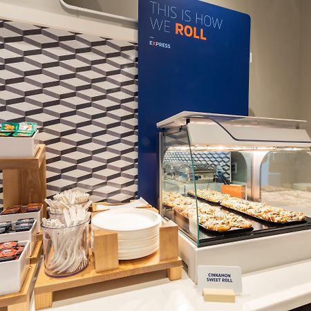 Holiday Inn Express Windsor Waterfront By Ihg Esterno foto